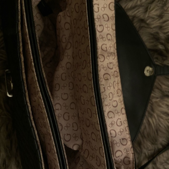 PRETTY BLACK GUESS CROSS BODY BAG. - Picture 4 of 6